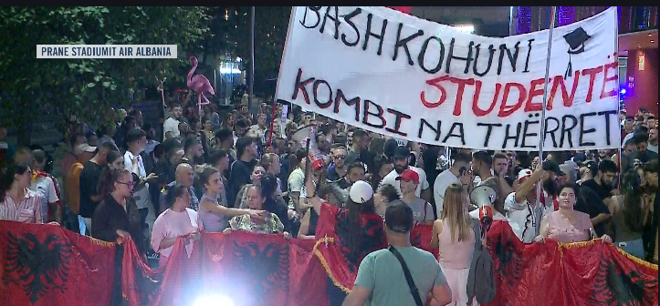 poshte-patronazhistet-protestuesit-te-vendosur-ne-kauzen-e-tyre-ndalen-prane-air-albania-ju-erdhi-fundi