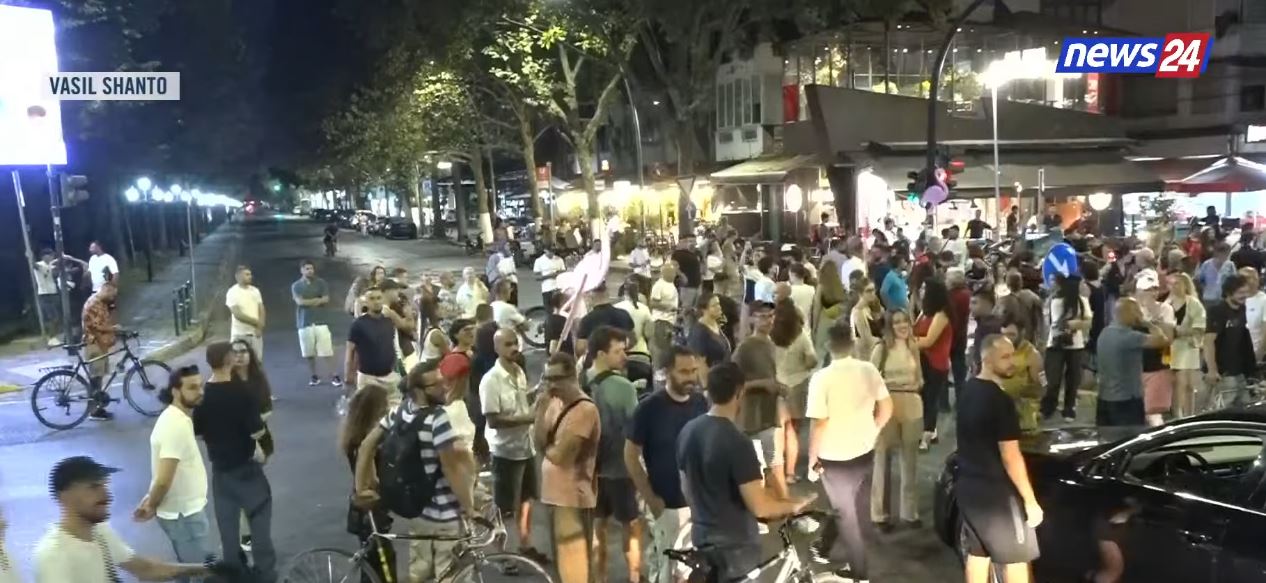  Shqipëria e shqiptarëve  vdekje tradhtarëve   revolta vazhdon në rrugët e Tiranës