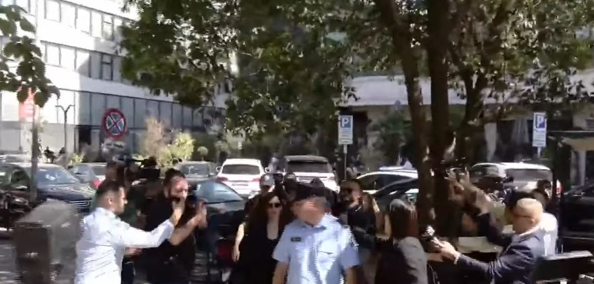 Akuzohet se ka nxjerrë sekrete shtetërore  Ish drejtuesja e SHISH  Vlora Hyseni mbërrin në GJKKO  shantazhon gazetaren