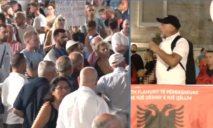  Të shporrim këtë klasë politike të korruptuar   protestuesi para Kryeministrisë  Të ngrihemi të gjithë dhe të shpëtojmë Shqip   