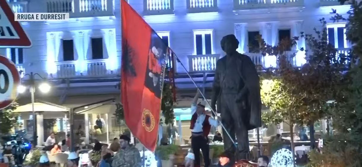 marshim-per-uck-ne-shqiperine-e-lire-dhe-lirimin-e-qytetareve-protesta-e-109-kunder-rames-mbyllet-te-busti-i-adem-jasharit