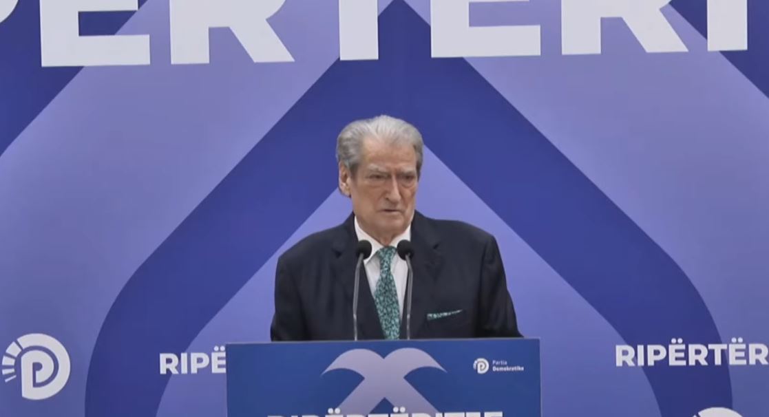  Rama u tmerrua në sarajet e Surrelit    Berisha mban konferencën e parë pas udhëtimit në SHBA  Shkova të kë   