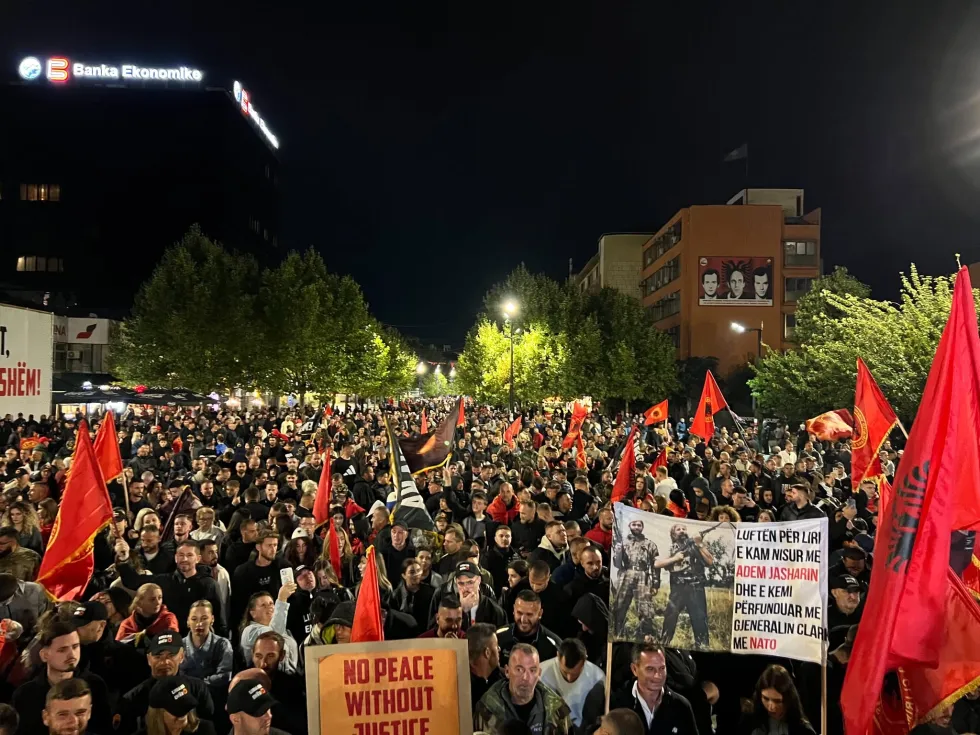  Besa besë   Mesazhi historik i Adem Jasharit shfaqet në sheshin në Prishtinë  jehon thirrja për tri shkronjat e a   