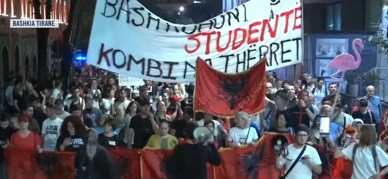  Ju erdhi fundi   Protestuesit thirrje të fuqishme pranë Bashkisë së Tiranës