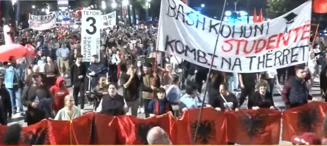  Rama jepe dorëheqjen    poshtë patronazhistët   Protesta e 122 të kundër qeverisë  qytetarët marshojnë në rrugët e Tira   