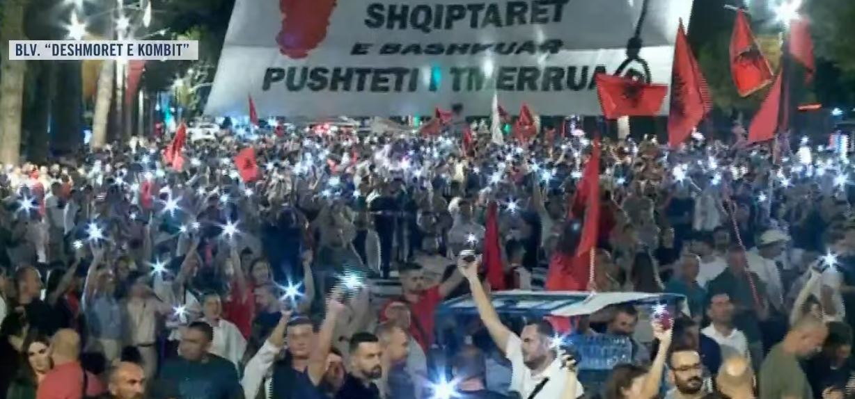 Ndizen blicat e celularëve  Oshëtin bulevardi  Dorëheqje  dorëheqje