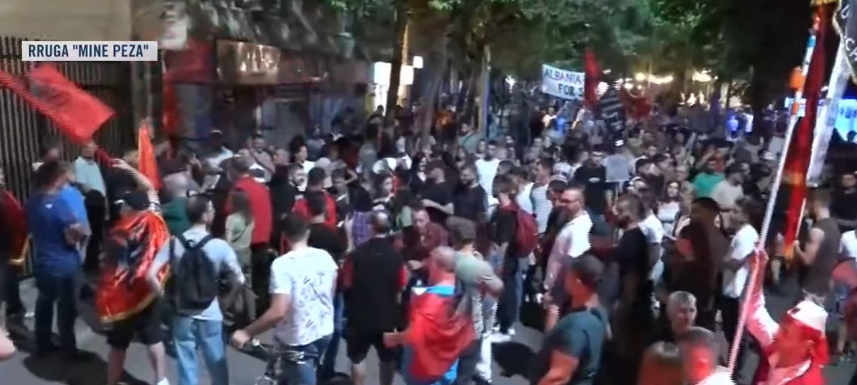  Arrestoni Ramën  lironi qytetarët   Protestuesit  zbarkojnë  te Blloku i Sigurisë  Lironi shqipet  Gj   