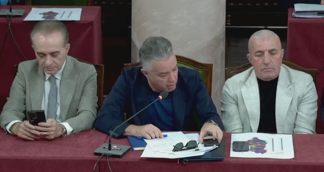 “Territorialja”/ “Doni ta votoni hartën e re për ta pasur për zgjedhjet!”, Bozdo thirrje PS: Lërini urdhrat politikë! Të diskutojmë dy draftet për variantin më të mirë. Keni mundësi historike, prisni 2 javë