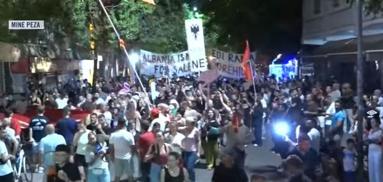 Revolta kundër Ramës   Gjithë Shqipëria është me ju  lironi shqipet   Protestuesit te Blloku i Sigurisë  S keni pranga për të    