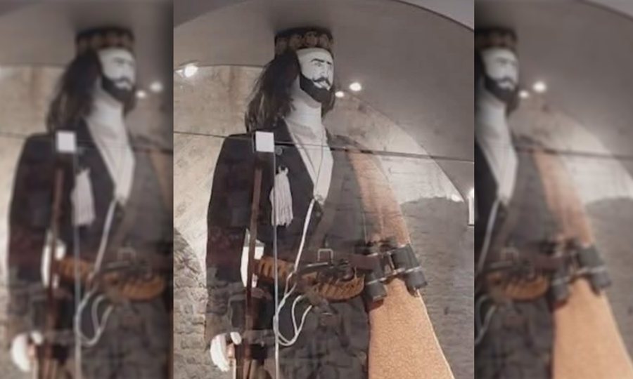 Manekini i Çerçiz Topullit në Kalanë e Gjirokastrës ngjall reagime   shpërthen  Mentor Kikia  Hiqeni këtë dordolec 
