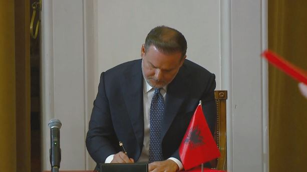 me-doren-mbi-kushtetute-betohet-te-presidenti-begaj-ministri-i-ri-i-brendshem-ervin-demo