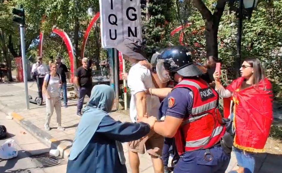 Nuk ndalet aksioni qytetar  Protestuesit bllokojnë Rrugën e Elbasanit me kazanë mbeturinash  Shoqërohet  djali i pankart   