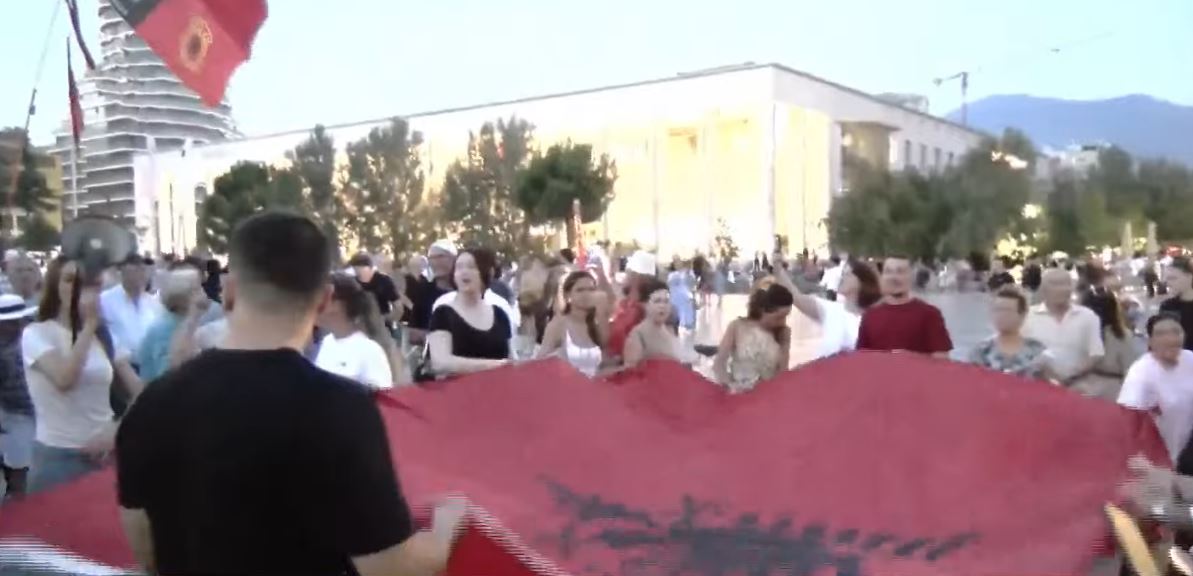 Dita e 95 të e revoltës qytetare  Nis protesta kundër qeverisë  protestuesit mblidhen te Sheshi  Skënderbej   Ju erdhi fundi 