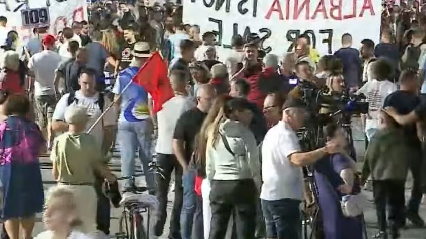 Mbyllen fjalimet te Kryeministria  nis marshimi i protestuesve  Qytetarët drejtohen drejt Parlamentit  Bllokut të Sigurisë dhe   