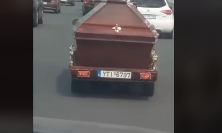 e-pazakonte-ne-greqi-makina-terheq-arkivolin-me-rimorkio