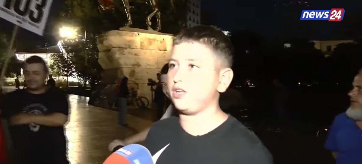  Na kërcënuan me thikë  por t i vënë gishtin kokës    Mesazhi i fortë i 12 vjeçarit  Protestoj se s dua të largohem nga    