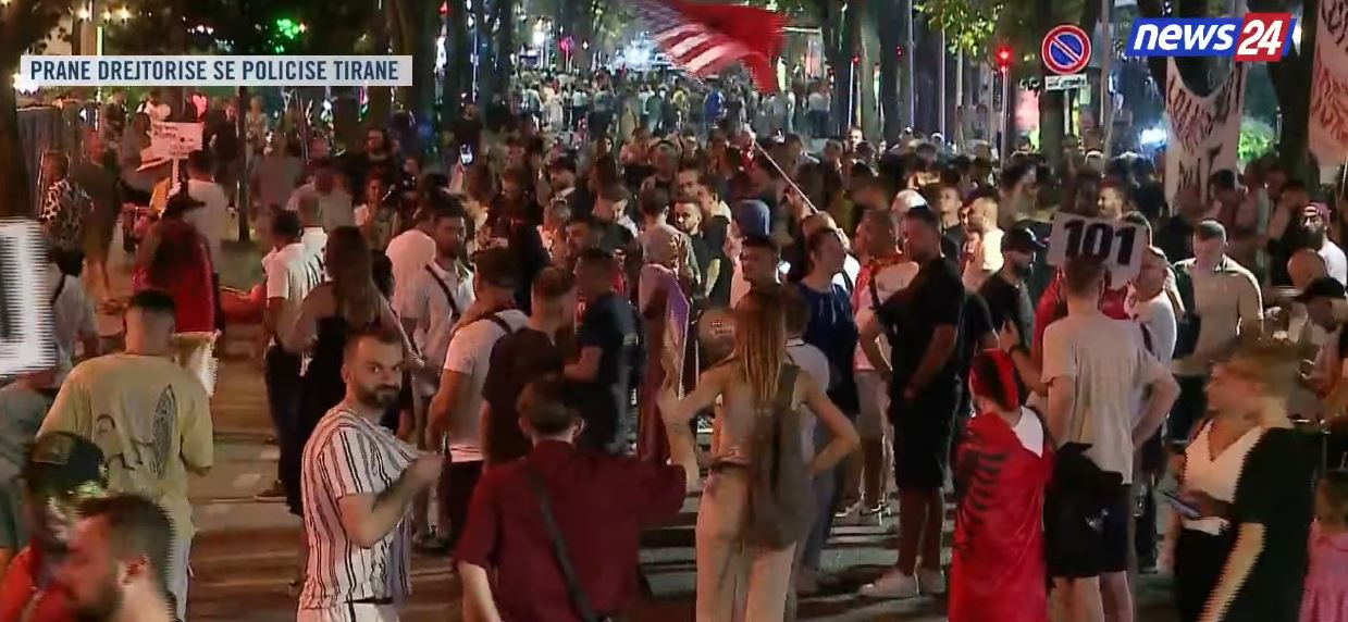  Arrestoni Ramën  lironi shqipet    Protestuesit të pandalshëm  stacionohen te Drejtoria e Policisë