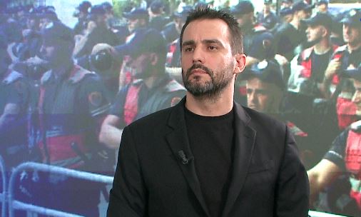 Përfundoi në komisariat pas protestës te Kuvendi   Bllokuam makinën e një deputeteje që pengoi arrestimin e Ballukut    