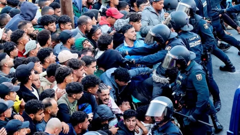 Kaos, përleshje dhe të shtëna në ajër në Ceuta, policia spanjolle nis zhvendosjen e mijëra emigrantëve