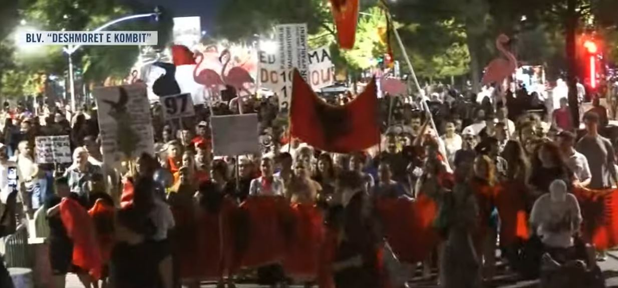  Nuk shitet Shqipëria  shitet qeveria   Qytetarët marshim protestë në rrugët e Tiranës  Ju erdhi fundi  Rama jepe    
