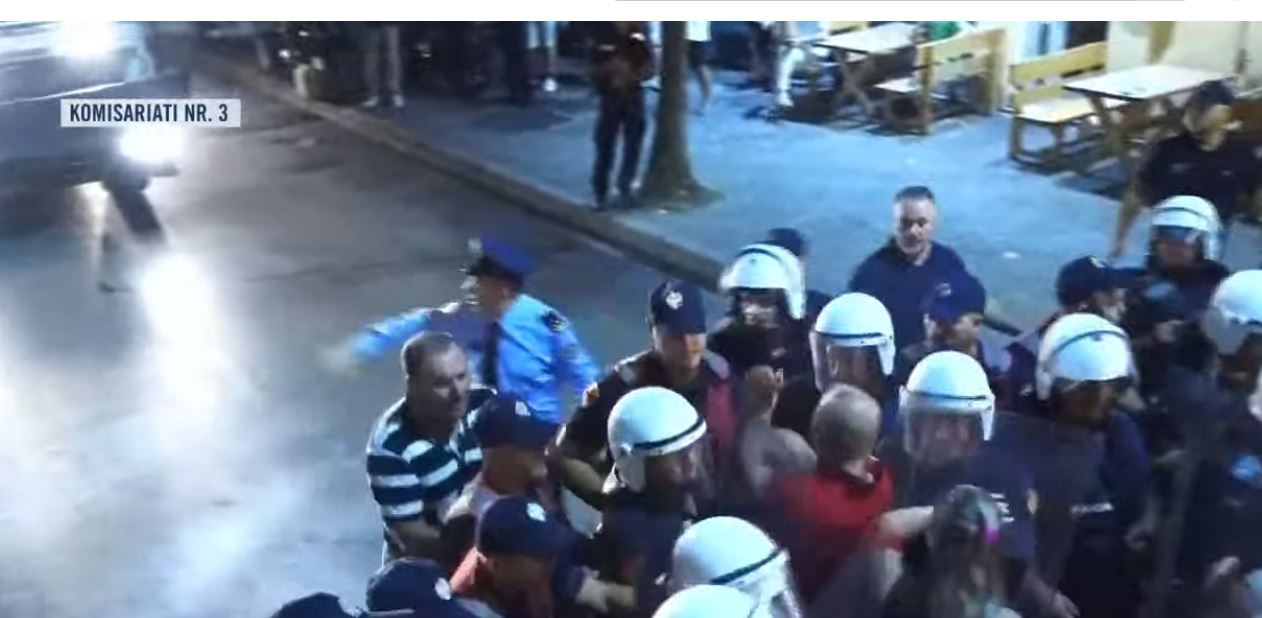 LIVE  Tensionohet situata te komisariati 3  përplasje mes policisë dhe protestuesve  qytetarët  Po na provokoni