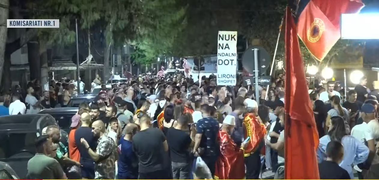 Revolta kundër Ramës  Protestuesit mbërrijnë te komisariati 1  thirrje në mbështetje të qytetarëve të ndaluar  Nuk jeni vetëm