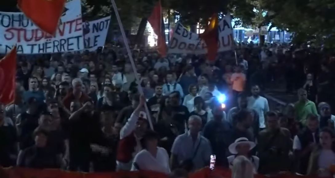 Dorëheqja e kryeministrit kërkesë e panegociueshme  Protestuesit nuk ndalen  jehon thirrja  Arrestoni Ramën  lironi qytetarët