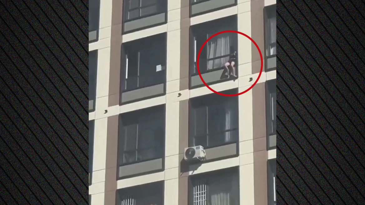 VIDEO  27 vjeçarja hidhet nga kati i 15 të  bie mbi karrocën ku ishte 2 vjeçari dhe i shkakton vdekjen