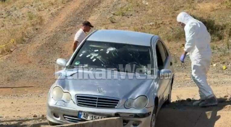 FOTO/ Xhami i bërë “shoshë” nga plumbat, dalin pamje nga automjeti ku u gjet i pajetë Viktor Bardhi