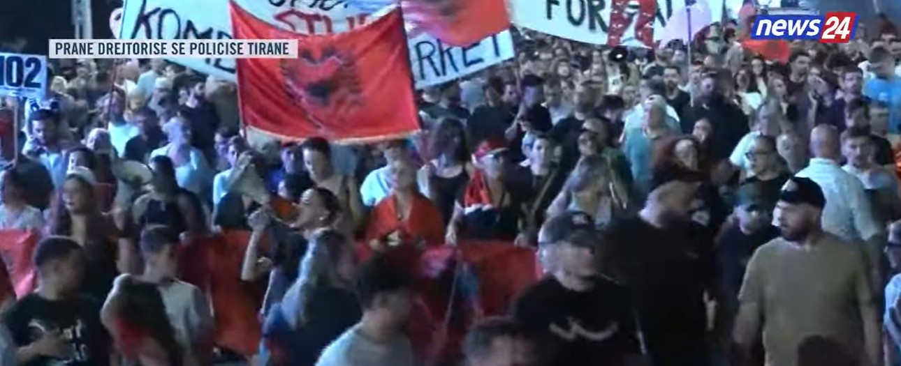 LIVE  Vijon aksioni qytetar  Protestuesit marshojnë drejt Policisë së Tiranës  kumbojnë thirrjet  Ju erdhi fundi 