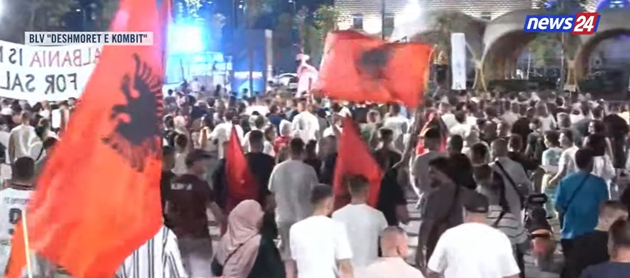 LIVE  Nuk ndalet rezistenca  Kumbojnë thirrjet në Bulevard  Bashkohuni studentë  kombi na thërret 
