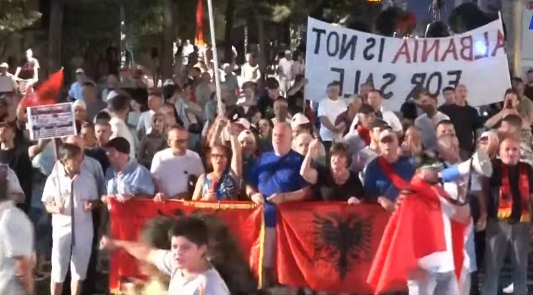 LIVE  Dita e 97 e protestës   Shqipëria kërkon revolucion   qytetarët marshojnë drejt Kryeministrisë  Arrestoni Ra   