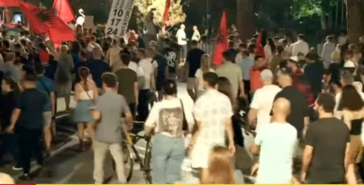 LIVE  Pasi bllokuan hyrjet e Kryeministrisë në ditën e 94 të revoltës  protestuesit nisin marshimin në rrugët e Tiranës