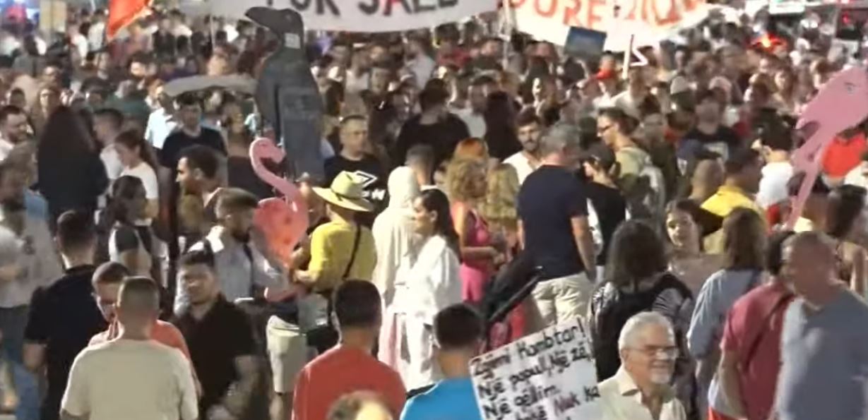 Revolta kundër Ramës  Pas fjalimeve te Kryeministria  qytetarët marshojnë në rrugët e Tiranës  Ju erdhi fundi