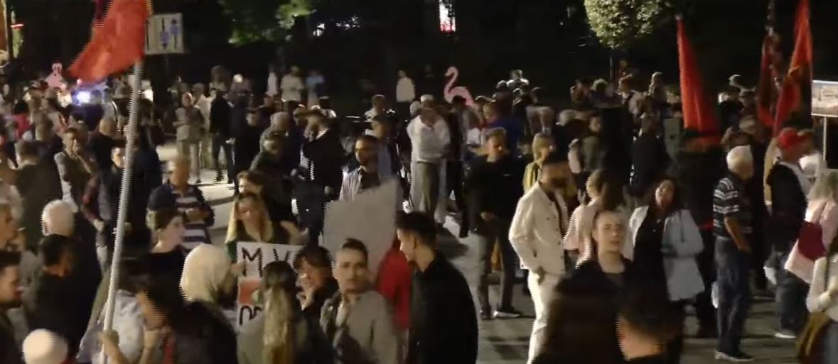 T i tregojmë Von der Leyen sa shumë e urrejmë Ramën   Nis marshimi në rrugët e Tiranës  prijnë studentët  Arresto Ballukun