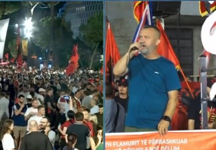  Rama kërkon të shesë atdheun   Meçan Zotaj në protestën e 105 kundër qeverisë  Të bashkuar deri në zhdukjen e tra   