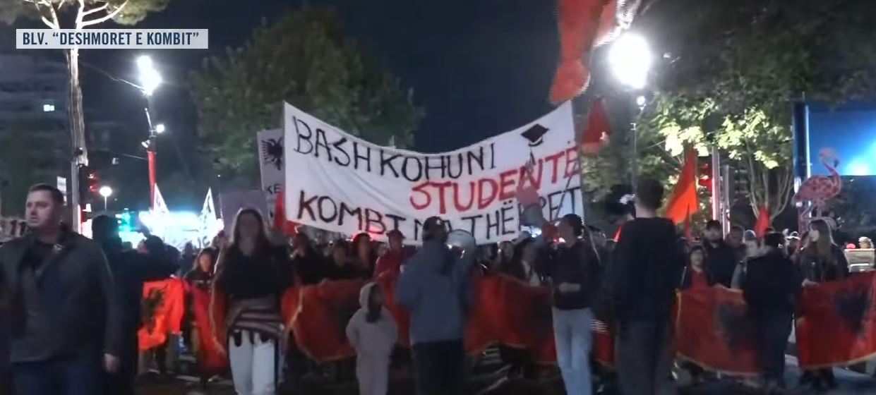 arrestoni-ramen-protestuesit-me-thirrje-te-forta-kunder-qeverise-ne-bulevard