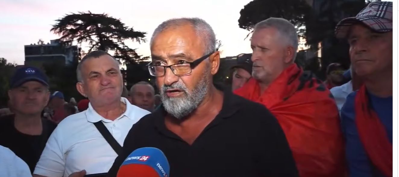 Dita e 105 të e protestës  Sheshi mbushet me qytetarë  Diaspora i bashkohet revoltës  Rama të dorëhiqet  ka shitur Shqipërinë    