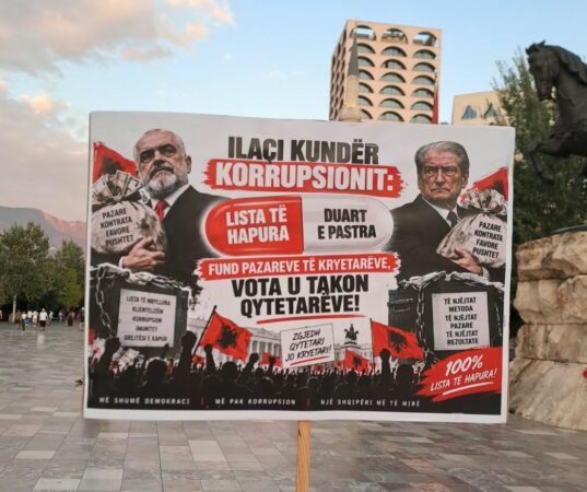 “Të ndryshëm, por bashkë”/ Pankartat në protestë, qytetarët: Fund pazareve, vota u takon qytetarëve
