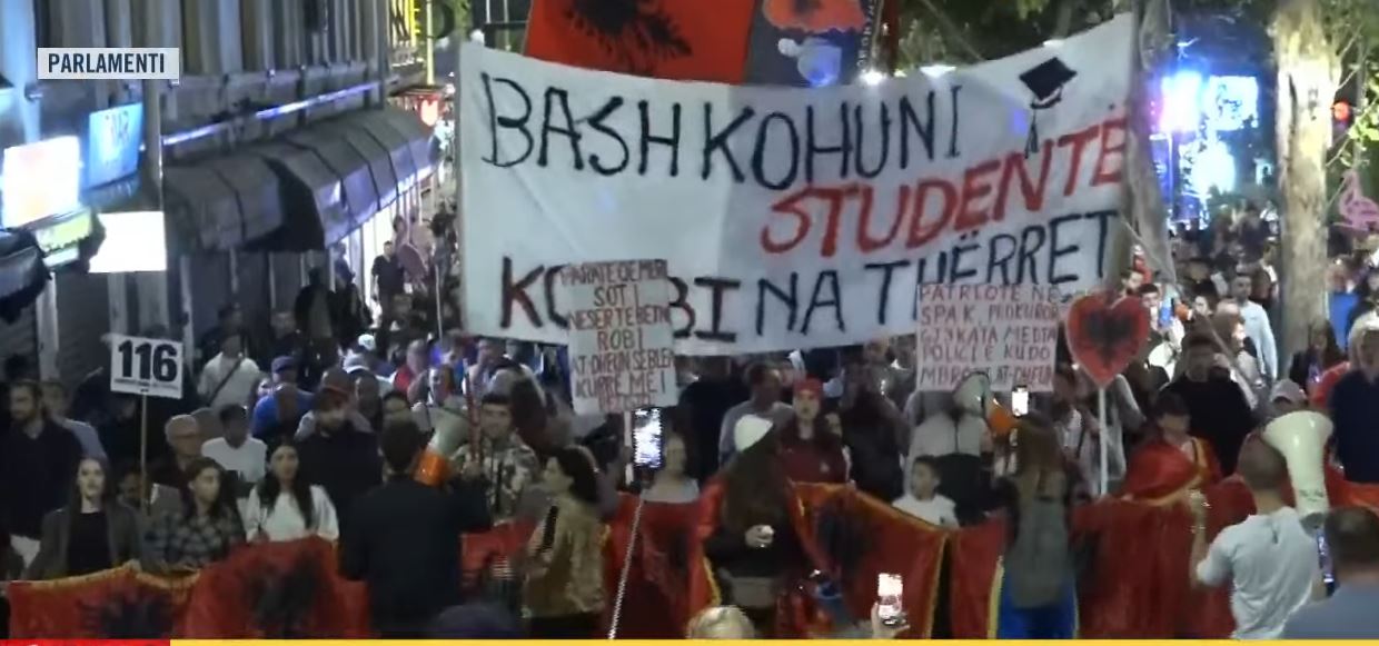  Parlamenti i krimit   oshëtijnë thirrjet e protestuesve përpara Kuvendit