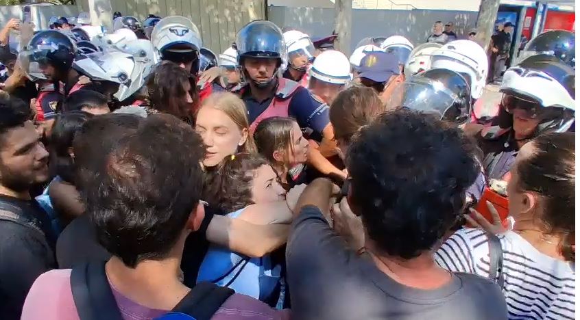 Përleshje e ashpër mes protestuesve dhe policisë pranë Kuvendit