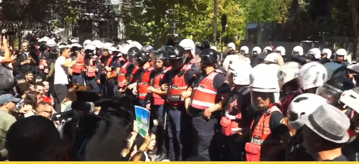 LIVE  Protestuesit ulen në rrugë  policia tenton t i largojë duke i shtyrë  Situata e tensionuar te Kuvendi