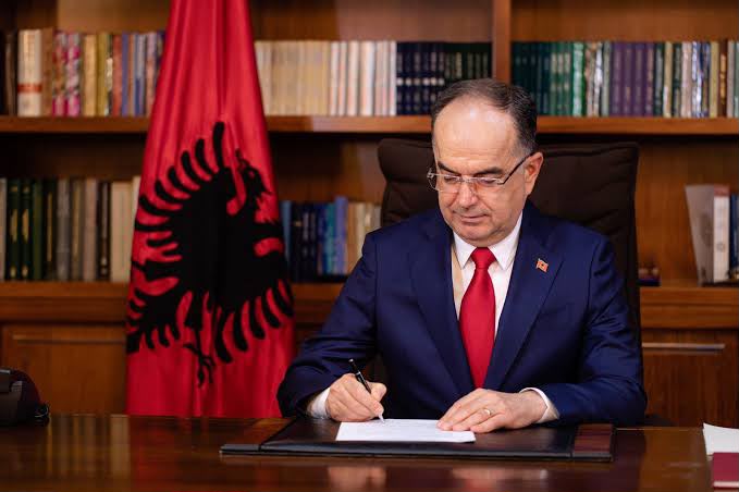 U miratua vetëm me votat e PS  Presidenti Begaj dekreton ligjin për pagat e Magjistratëve