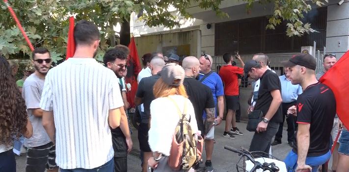  Arrestoni Ramën  lironi qytetarët   vijon protesta para GJKKO së për lirimin e protestuesve