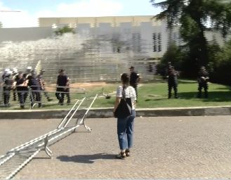 Protestuesit  shkulin  gardhin metalik te Ministria e Brendshme  tentojnë të  çajnë  kordonin e polici   