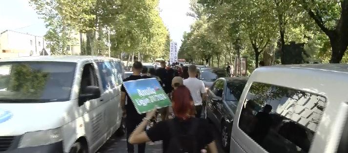 Protestuesit nisin sërish marshimin drejt Kuvendit  ecin mes makinave