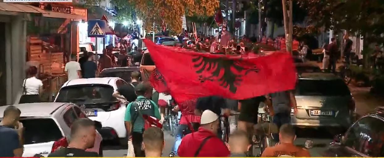Nesër seanca për Veliajn  Pas përfundimit të tubimit në rrugët e Tiranës  një grup protestuesish u zhvendos te Gjykata e Lartë