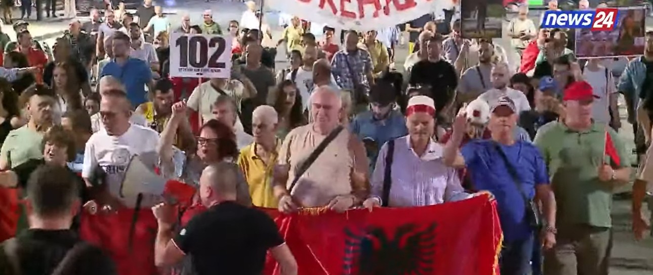 Asgjë s e ndal reagimin qytetar kundër klasës politike  Thirrjet në Bulevard  Shqipëria po bën revolucion  Arrestoni Bal   