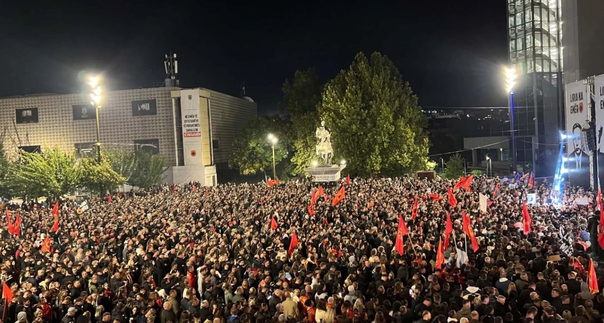 Protesta për ish krerët e UÇK së  qytetarët mbushin rrugët e Prishtinës