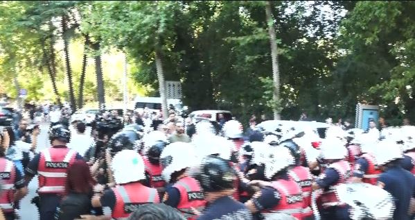 LIVE  Tensionohet situata te Kuvendi  përplasje mes policisë dhe protestuesve  Disa të shoqëruar